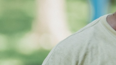 Oler las axilas sudorosas podría aliviar la ansiedad social, según un nuevo estudio