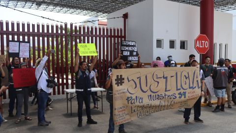 Migrantes protestan en la frontera sur de México tras el fuego donde murieron 39 en Cidad Juárez.