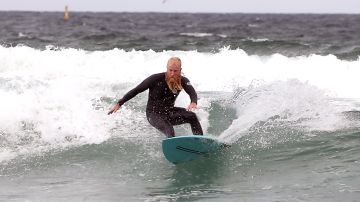Blake Johnston, surfista australiano dueño del récord mundial de más horas entre olas.