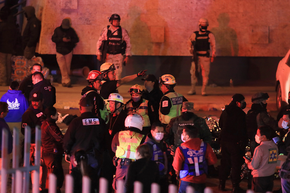 Autoridades en Ciudad Juárez, Chihuahua, atienden a las víctimas del incendio en centro migratorio.
