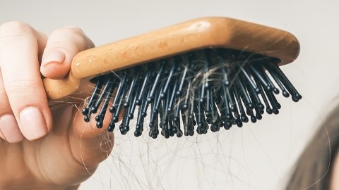 Qué vitaminas debes tomar si estás luchando contra la caída del cabello