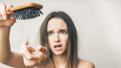 Qué vitaminas debes tomar si estás luchando contra la caída del cabello