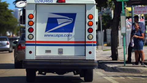 Imagen de un camión de Servicio Postal de Estados Unidos visto por la parte posterior.