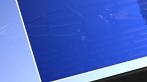 Imagen de un carrito de supermercado en miniatura, con unas cajas en miniatura, sobre el teclado de una computadora portátil y dos tarjetas de crédito.