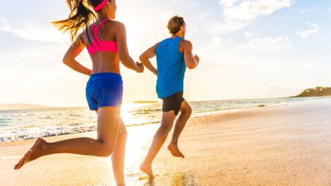 Beneficios de correr descalzo en la playa
