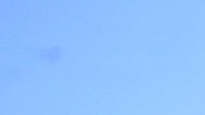 Migrantes y familiares de personas fallecidas en el incendio protestan, frente al Instituto Nacional de Migración (INM), en Ciudad Juárez.