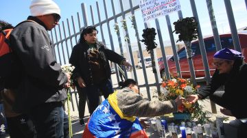 Migrantes y familiares de personas fallecidas en el incendio protestan, frente al Instituto Nacional de Migración (INM), en Ciudad Juárez.