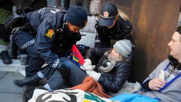 Desalojan y detienen a la activista Greta Thunberg en medio de una protesta en Noruega