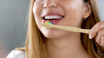 Cuál es la forma correcta de limpiar tus dientes y evitar el sarro