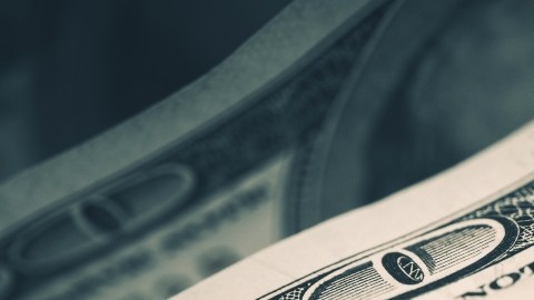 Imagen de varios billetes de dólares.
