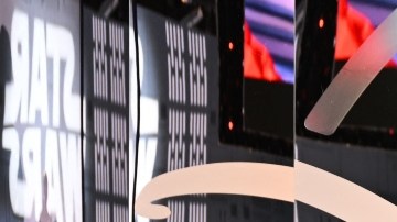 Imagen del logotipo de Disney reflejado en un espejo.