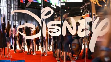 Imagen del logotipo de Disney reflejado en un espejo.