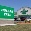 Imagen de un letrero de color verde con letras blancas de Dollar Tree y en el fondo el acceso a una tienda.