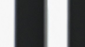 Imagen de Elon Musk parado de perfil mientras viste un traje de color negro.