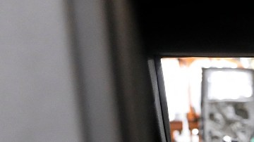 Imagen de una persona que está colocando piezas en una línea de producción.