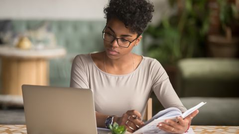 Mujer afroamericana trabajando en una oficina