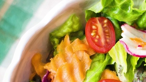 Errores que convierten a las ensaladas en una comida poco saludable