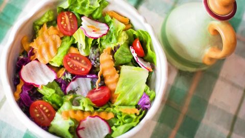 Errores que convierten a las ensaladas en una comida poco saludable