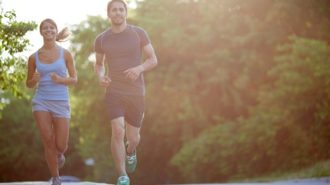 Correr mucho puede envejecer tu rostro más rápido, según un cirujano plástico