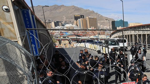 Miles de migrantes intentan cruzar en estampida a EE.UU. desde Ciudad Juárez a El Paso, Texas