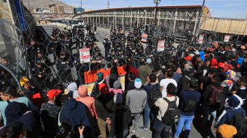 Miles de migrantes intentan cruzar en estampida a EE.UU. desde Ciudad Juárez a El Paso, Texas