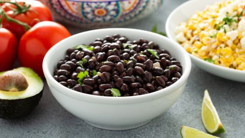 Los frijoles negros son un elemento indispensable en tu alacena: por qué