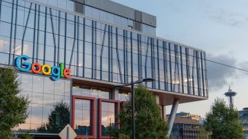 Imagen de un edificio de la empresa Google, en medio de varios árboles.