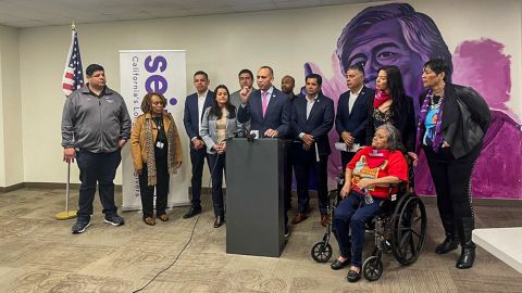 Al micrófono el presidente de los demócratas en el Congreso, Hakeem Jeffries.