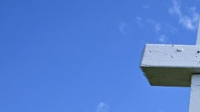 Imagen de un letrero de venta de vivienda en color rojo y blanco.