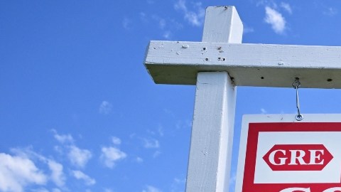 Imagen de un letrero de venta de vivienda en color rojo y blanco.