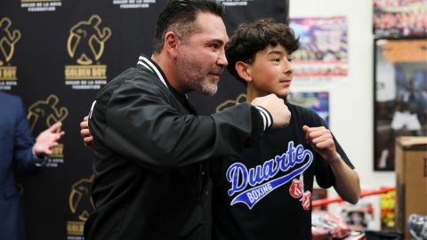 Óscar de la Hoya posa con un joven del gimnasio del Duarte Boxing Gym.