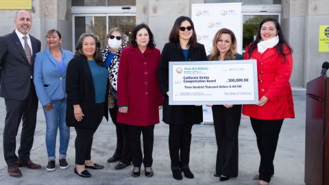 La asambleísta Wendy Carrillo junto a la supervisora Hilda Solis y otras líderes de Los Ángeles unen esfuerzos para la búsqueda de sobrevivientes de la esterilización forzada. (Cortesía)