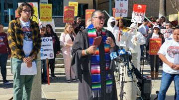 Líderes religiosos y comunitarios se manifestaron afuera de la Corte Federal de Riverside.(Cortesía)