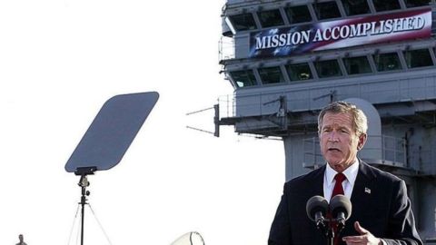 El president George W. Bush y su famoso cartel.