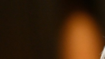 Imagen del presidente de la Fed, Jerome Powell, usando un traje oscuro y de perfil.