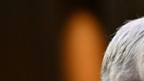Imagen del presidente de la Fed, Jerome Powell, usando un traje oscuro y de perfil.