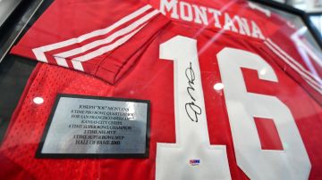 Imagen de una camiseta de Joe Montana de color rojo con el número 16 en color blanco.