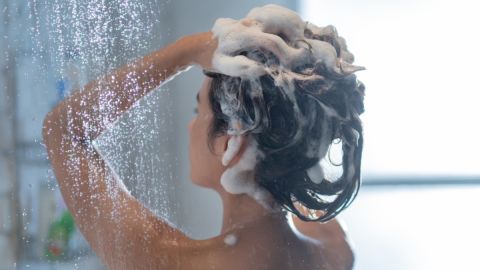 Con qué frecuencia debes lavar tu cabello para que se mantenga saludable
