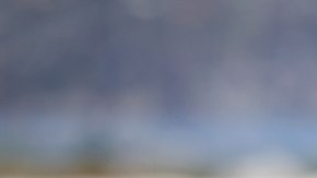 Imagen de un vehículo que tiene una estampilla de Lyft pegada en el medallón trasero.