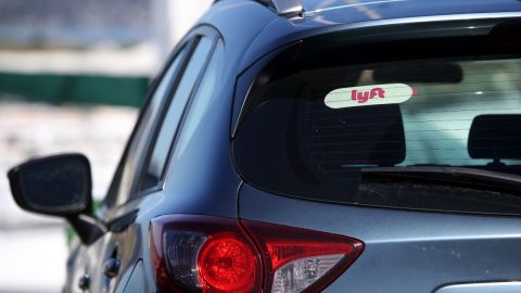 Imagen de un vehículo que tiene una estampilla de Lyft pegada en el medallón trasero.