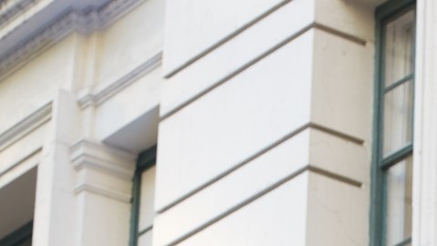 Imagen del logotipo de la tienda departamental, Macy's, en color blanco, con una estrella de color rojo. Colocado sobre una marquesina de color gris oscuro.