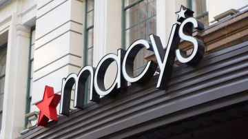 Imagen del logotipo de la tienda departamental, Macy's, en color blanco, con una estrella de color rojo. Colocado sobre una marquesina de color gris oscuro.