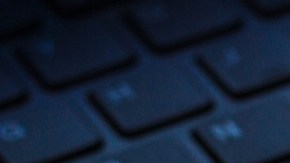 Imagen de la pantalla de un teléfono celular en el que se ve un logotipo de la marca Meta.