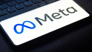 Imagen de la pantalla de un teléfono celular en el que se ve un logotipo de la marca Meta.