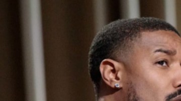 Michael B. Jordan (izq.) y Jonathan Majors durante los ensayos de los 95 Oscars.