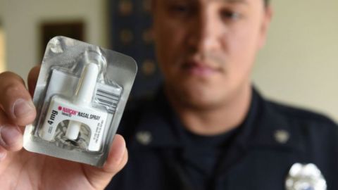 Además de administrar Narcan, se debe llamar al 911.