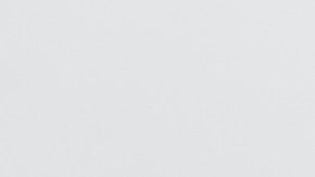 Imagen de una casa en miniatura de color rojo y blanco, sobre varios billetes y unas llaves de color plateado.