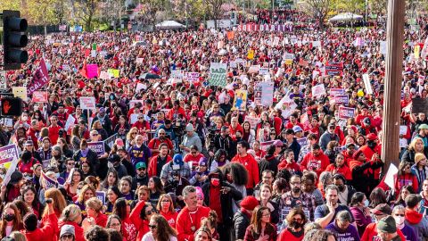 Masiva manifestación en el centro de LA. (Wayne Huan)