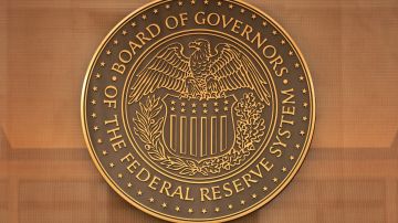Imagen del sello de la Reserva Federal forjado en metal.