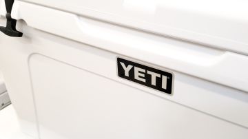 Imagen de una hielera de color blanco con un logotipo de la marca Yeti.